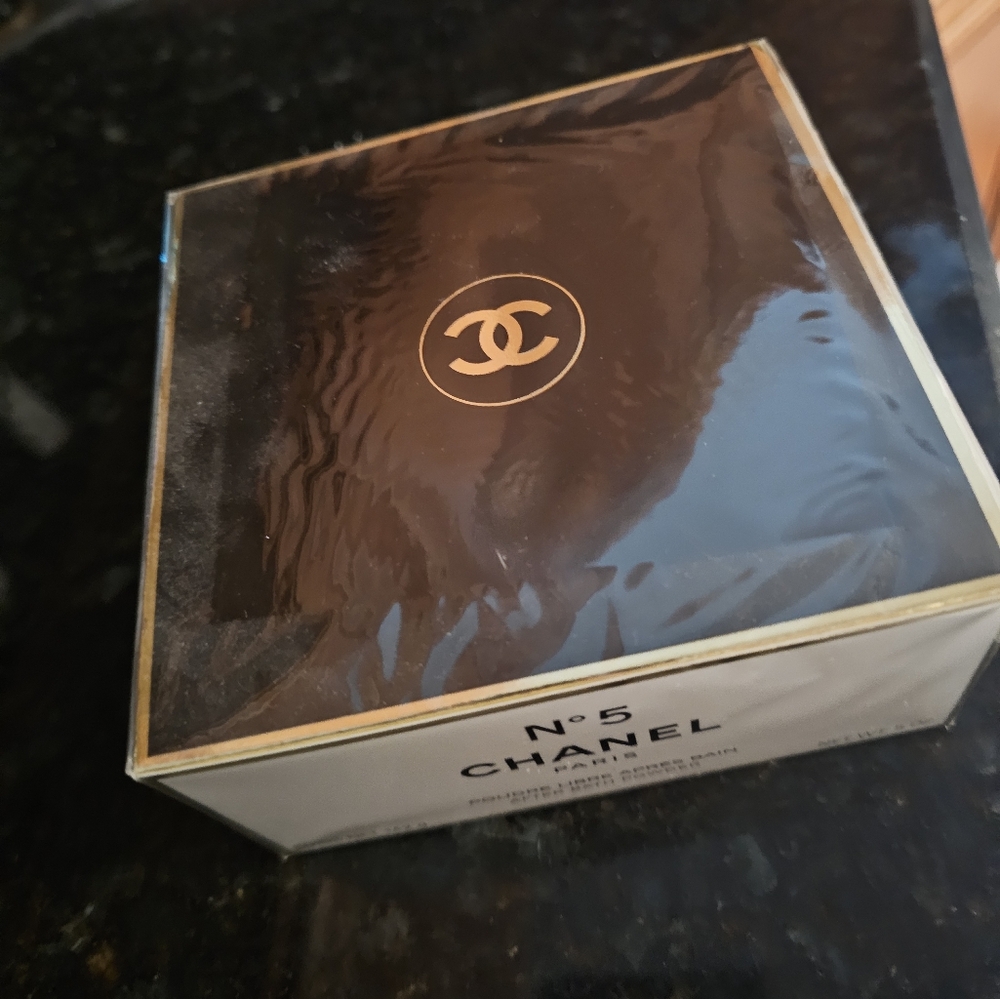 CHANEL No. 5 After Bath Powder, The smell is intoxicating
